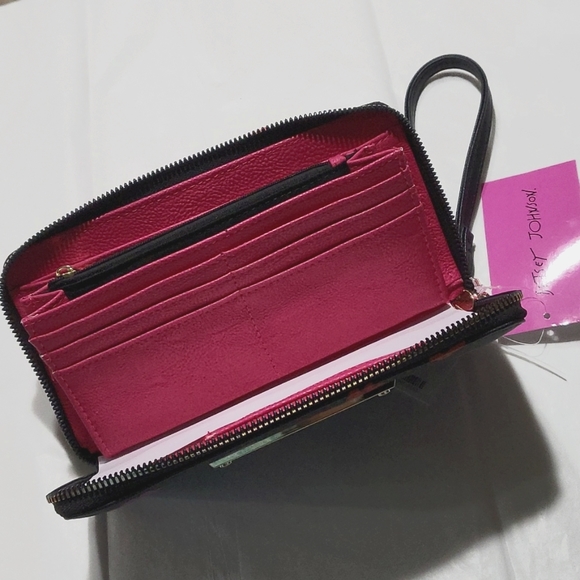 Betsey Johnson Kisses Lips Zip around Wristlet Wallet XOZIP-P Saffiano New - Picture 4 of 10